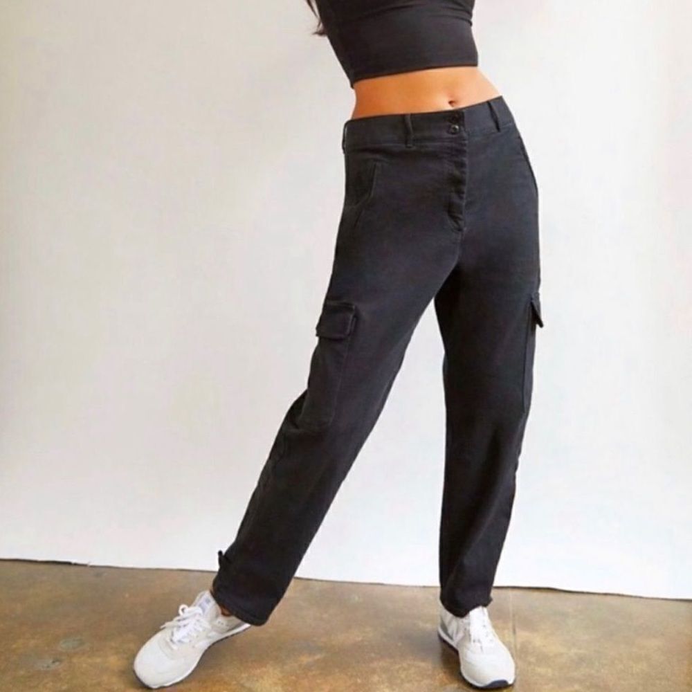Aritzia Wilfred Free Modern Cargo High Waisted Pants Black